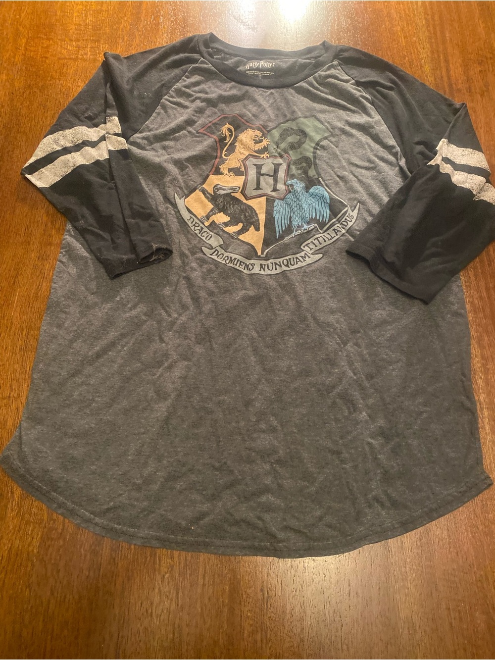 Harry Potter Hogwarts Crest Mens M 3/4 Raglan Shirt Grey Black Striped Sleeves